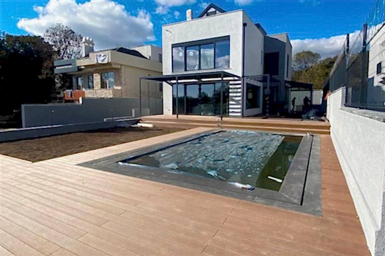 Bostancı Villa Havuz Deck.